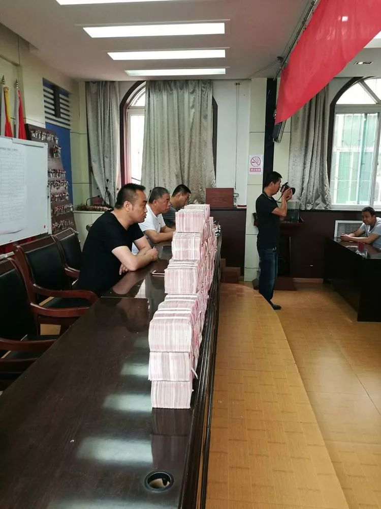 种粮大户发超1486万现金，现金堆成小山——农业产业的新时代风采