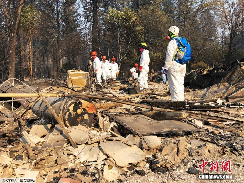 美加州山火肆虐，病患无奈躺床上紧急穿越马路